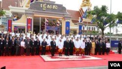 Cambodian King Norodom Sihamoni (in middle) in group photo with ruling members of National Assembly on first session. (Photo: VOA Khmer)