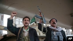 Pejuang Houthi menyerukan slogan-slogan saat menjaga sebuah jalan menuju kediaman mantan Presiden Yaman Ali Abdullah Saleh, di Sanaa, Yemen, Senin, 4 Desember 2017. Saleh terbunuh pada penyergapan di jalan raya, pada hari yang sama. 