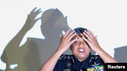 မလေးရှားရဲတပ်ဖွဲ့က Kim Jong Nam လုပ်ကြံခံရမှု သရုပ်ပြနေစဉ်။