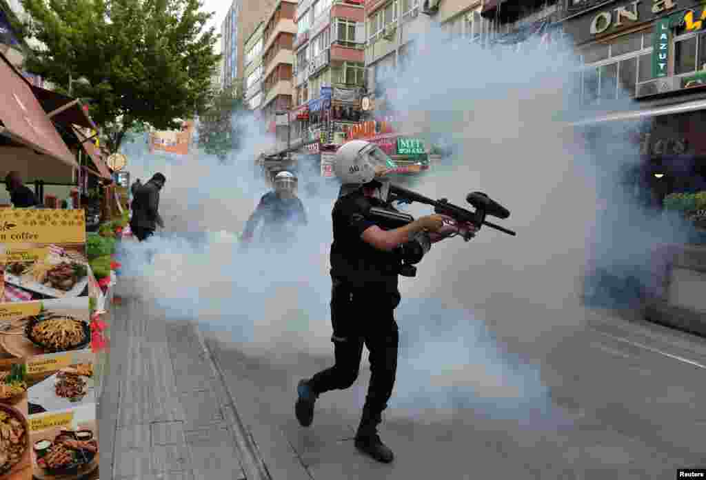 Polisi anti huru hara Turki menembakkan gas air mata ke arah demonstran yang menentang penahanan dua guru yang mogok makan, dalam aksi protes di Ankara.