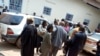 Les avocats et l’assistance dans la cour du tribunal militaire lors de l'audience criminelle spéciale de deux leaders de la contestation anglophone, à Yaoundé, Cameroun, 7 juin 2017.