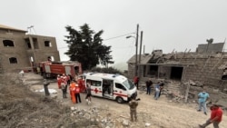 شمالی لبنان کے گاؤں ایتو میں اسرائیلی حملے سے تباہ ہونے والے مقام پر ریڈ کراس کی گاڑیاں کھڑی ہیں فوٹو رائٹرز 14 اکتوبر 2024