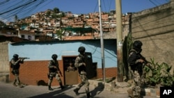 Miembros de la Fuerza de Acciones Especiales de la Policía Nacional, o FAES, patrullan el barrio Antimano de Caracas, Venezuela, el 29 de enero de 2019.
