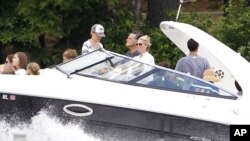 Mientras las críticas contra su estragegia de campaña arrecian, Mitt Romney está de vacaciones en su casa del lago Winnipesaukee en Wolfeboro, New Hampshire.