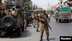 Unidade de para-militares paquistaneses assegurando a segurança em Karachi, Maio 2013. 