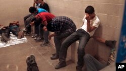 El Servicio de Control de Inmigración y Aduanas retiene a 34.000 migrantes que están a la espera de deportación.