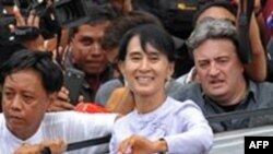 Líder da oposição birmanesa e Nobel da Paz, Aung San Suu Kyi, festejando a sua vitória e do seu partido nas eleições intercalares que abrem as vias para a oficialização no parlamento nacional dos opositores políticos há longos anos no exílio