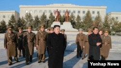 리병철(붉은 원) 북한 노동당 중앙군사위원회 부위원장이 '항공 및 반항공군 지휘부'를 시찰하는 김정은(가운데) 국무위원장을 수행하고 있다. (자료사진)