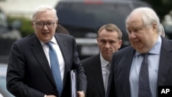 El diputado ruso Sergei Ryabkov, y el embajador de Rusia Sergey Kislyak, en la foto a la izquierda, llegan al Departamento de Estado en Washington el lunes 17 de julio de 2017 para reunirse con el Subsecretario de Estado, Thomas Shannon.