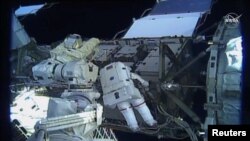 Astronot AS berjalan di luar Stasiun Luar Angkasa Internasional (ISS), dalam gambar yang diambil dari video NASA, 18 Oktober 2019, sebagai ilustrasi.(Foto: NASA TV via REUTERS)