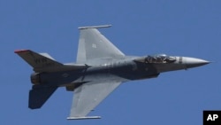 Američki mlazni avion F16 izvodi akrobacije posljednjeg dana Aero India 2019. u vazduhoplovnoj bazi u Bengaloru. 24. februar, 2019. (Foto: AP/Aijaz Rahi)