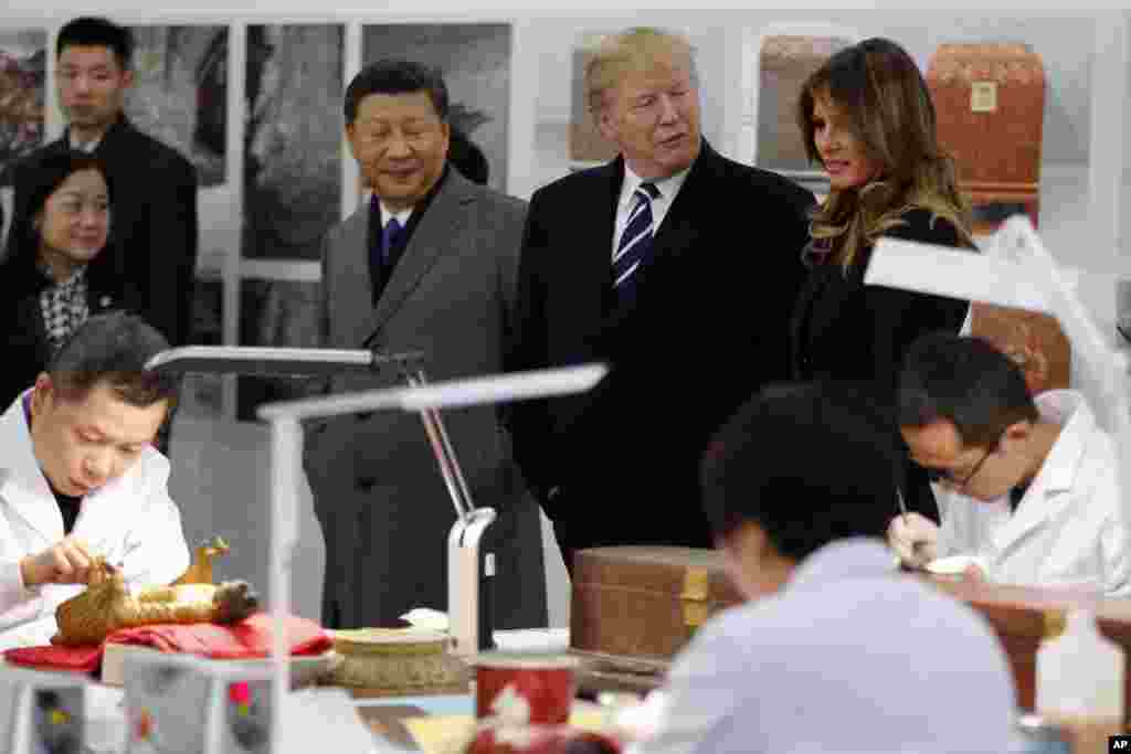 美国的唐纳德·川普总统，第一夫人梅拉尼亚和中国主席习近平在北京紫禁城参观故宫文物医院（2017年11月8日）。