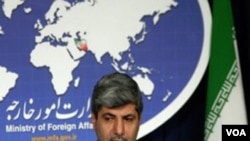 Juru Bicara Kementerian Luar Negeri Iran Ramin Mehmanparast pada sebuah jumpa pers di Teheran (foto: dok).