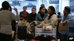 Pekerja migran Filipina di bandara internasional Manila (foto: dok). Pemerintah Filipina mengatakan total ada lebih dari 85 ribu pekerja migran Filipina bekerja di Taiwan. 