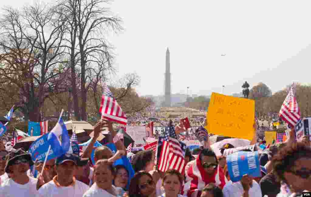 Kerumunan orang memadati halaman Capitol Hill di Washington D.C. dalam "Unjuk Rasa Kewarganegaraan", di mana para imigran dan pendukung mereka mendesak reformasi imigrasi (10/4). (VOA/Alison Klein)