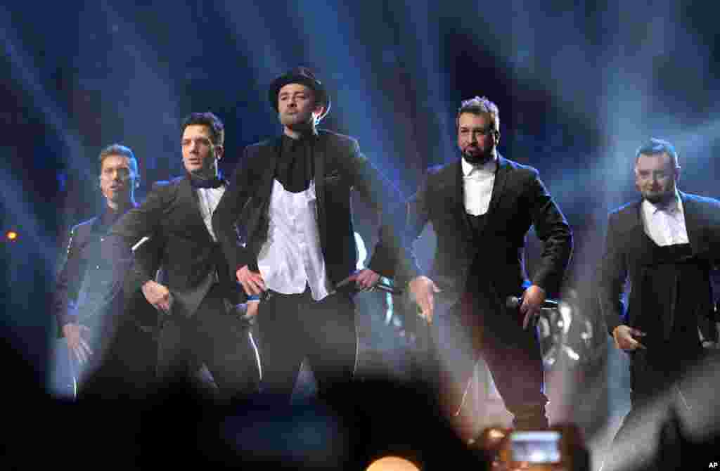 Para personel group band 'N Sync dari kiri, Lance Bass, JC Chasez, Justin Timberlake, Joey Fatone dan Chris Kirkpatrick, tampil pada acara MTV Video Music Awards di Barclays Center di Brooklyn, New York.