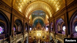 Orang-orang mengunjungi Gereja Ortodoks Bulgaria St. Stefan Bulgarian di Istanbul, 7 Januari 2018. 