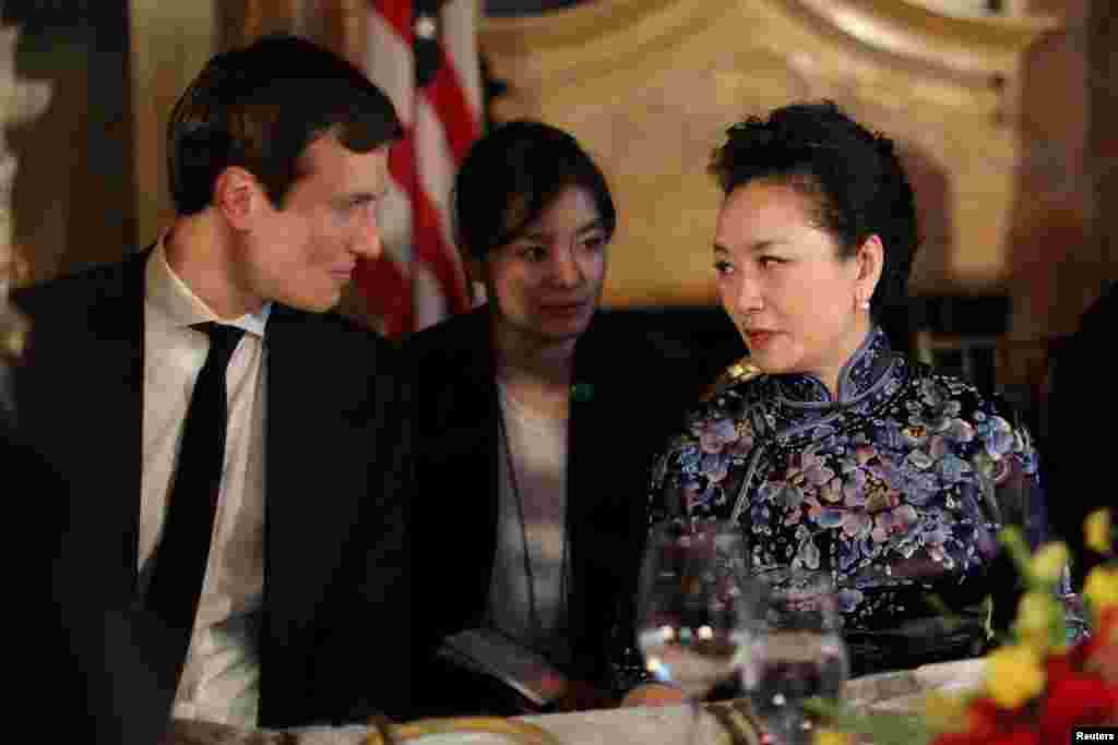 中國第一夫人彭麗媛和美國總統川普的高級顧問與女婿庫什納在佛羅里達州海湖莊園的晚宴上交談(2017年4月6日)