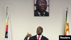 លោក​ Nelson Chamisa តំណាង​រាស្រ្ត​មកពី​គណបក្ស​ចលនា​ដើម្បី​មានការផ្លាស់ប្តូរ​បែបប្រជា​ធិបតេយ្យ​ដែលជា​គណបក្សប្រឆាំង​ធំជាងគេរបស់​ប្រទេសស៊ីម​បាវ៉េ ឡើង​ថ្លែង​ក្នុងសន្និសីទ​សារព័ត៌មាន​នៅទីស្តីការ​គណបក្ស ក្នុងរដ្ឋធានី​ ហា​រ៉ារ៉េ (រូបថត​ថ្ងៃទី​២៧​ ខែតុលា​ ឆ្នាំ២០០៩)​។ 