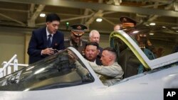 김정은 국무위원장이 러시아 전투기 제조 공장에서 설명을 듣고 있다. (자료사진)