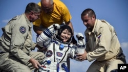 La cápsula Soyuz con los astronautas de Canadá, Rusia y Estados Unidos aterrizó en las estepas de Kazajistán, después de un viaje de tres horas y media desde el laboratorio en órbita.