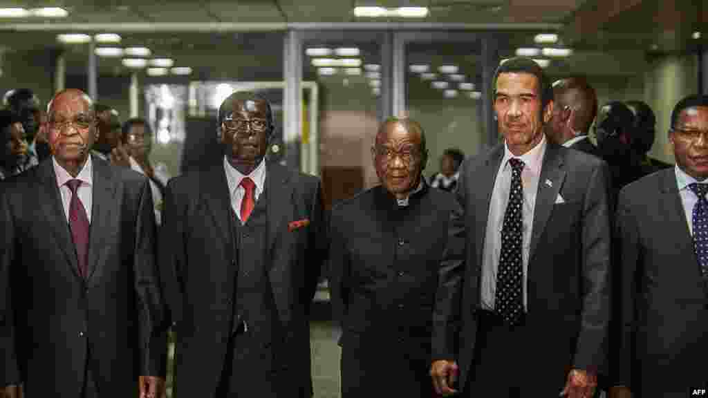 Le président sud-africain Jacob Zuma (G), le président zimbabwéen Robert Mugabe (2e à partir de la G), Premier ministre du Lesotho Tom Thabane (C) et le président du Botswana Ian Khama (2e à partir de la D) posent pour une photo de groupe après une réunion d'urgence sur la situation actuelle au Lesotho le 15 Septembre 2014, à Pretoria, Afrique du Sud. AFP PHOTO