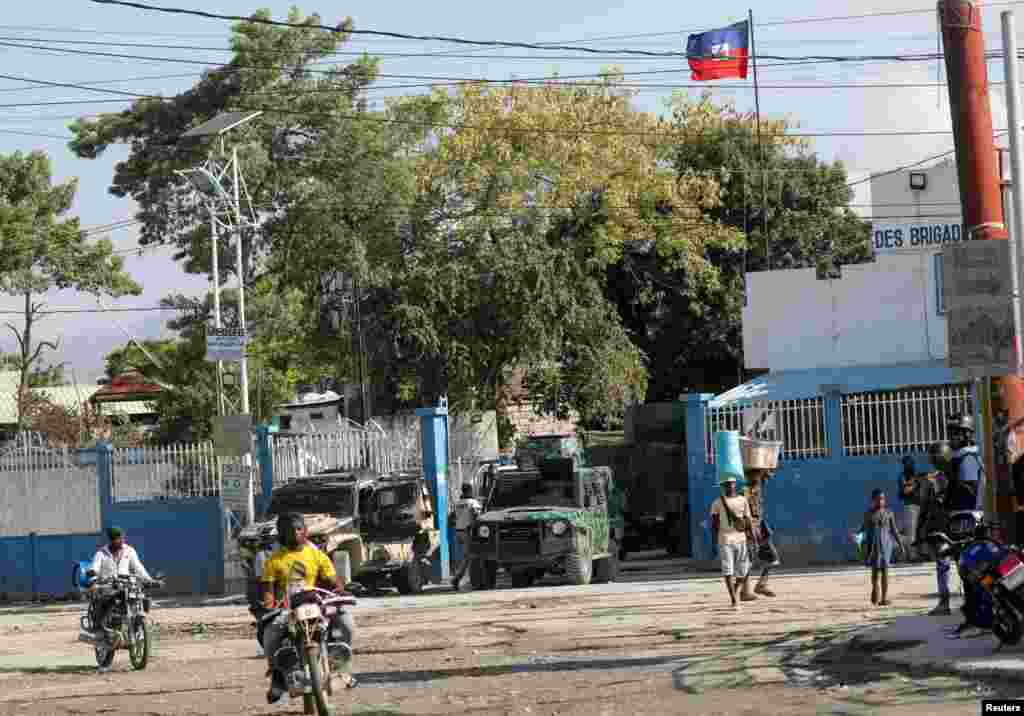 Personas caminan cerca de la jefatura de la Policía Nacional. Puerto Príncipe, Haití, el 6 de marzo de 2024.