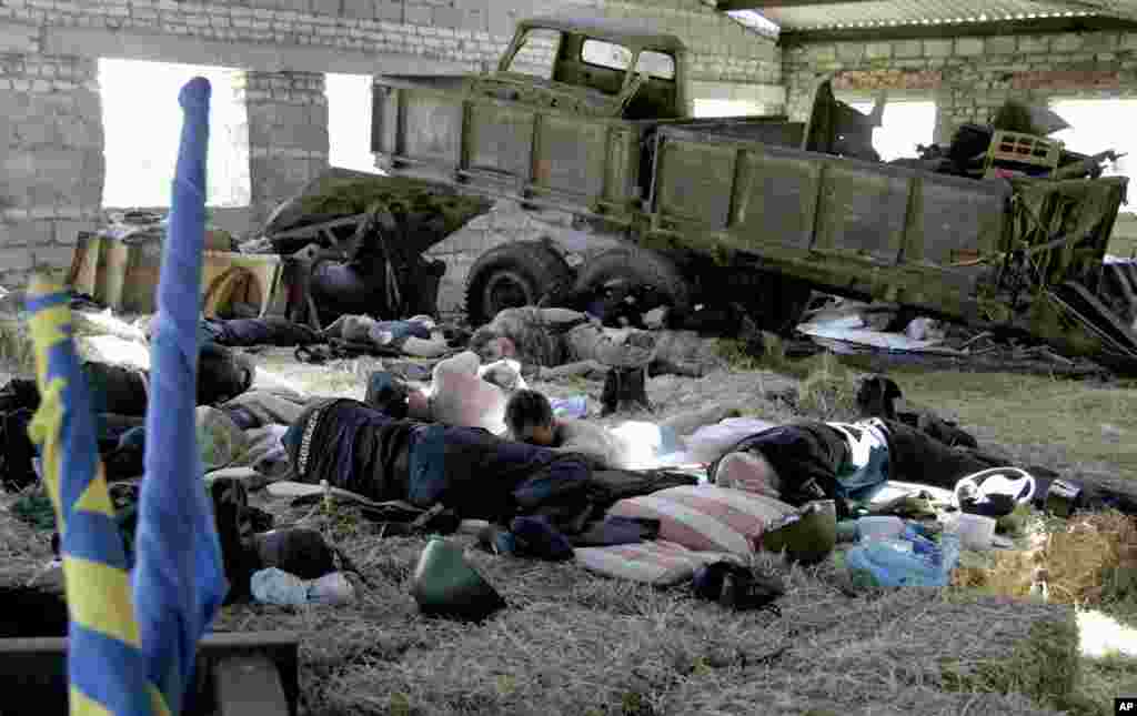 Para anggota pasukan Batalion Donbass, sebuah kelompok milisia sukarela yang mendukung persatuan Ukraina, tidur di sebuah gudang di desa Velyka Novosilka, dekat Donetsk, Ukraina timur (16/5). (AP/Alexander Ermochenko)