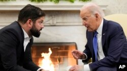 Presiden AS Joe Biden bertemu dengan Presiden Chili Gabriel Boric di Gedung Putih, Washington, pada 2 November 2023. (Foto: AP/Andrew Harnik)