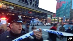 纽约警察正在市中心时报广场附近的爆炸现场设置警戒线。（2017年12月11日）