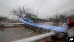 Papan-papan peringatan yang rusak tampak di sebuah jalan di distrik Puri setelah Topan Fani melanda negara bagian Odisha, India, 3 Mei 2019.
