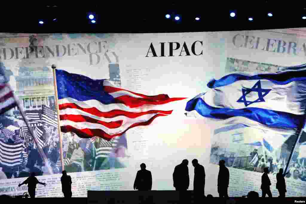 Para pekerja mempersiapkan panggung konferensi kebijakan Komite Urusan Publik Israel (AIPAC) di Washington (2/3). (Reuters/Jonathan Ernst)