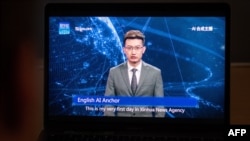 Esta ilustración muestra a un hombre mirando a un presentador de noticias de inteligencia artificial (IA) de una emisora de noticias controlada por el estado, en su computadora, en Beijing, el 9 de noviembre de 2018.