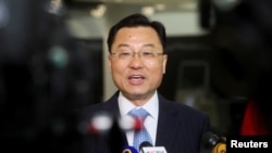 謝峰2023年5月23日抵達紐約肯尼迪國際機場後對媒體發表談話。