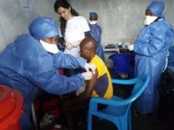 FILE - Picha ya kijana akipatiwa chanjo ya Ebola Nov. 14, 2019, huko North Kivu, Goma, DRC.Picha kwa hisani ya Madaktari Bila Mipaka (MSF)