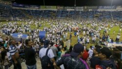 Los salvadoreños exigen respuestas luego de una estampida en un estadio de fútbol