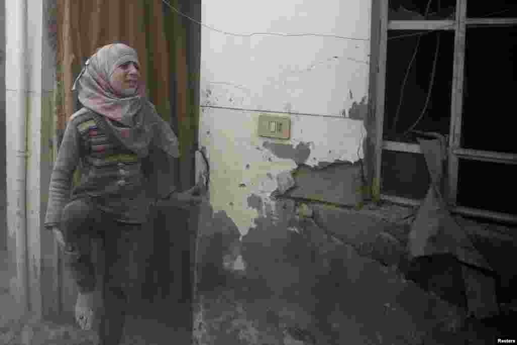 Seorang anak perempuan yang terluka bereaksi di lokasi yang digempur oleh serangan udara di kawasan Douma yang dikuasai oleh pemberontak di daerah Damaskus, Suriah.