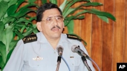 ARCHIVO - El general Humberto Ortega, jefe del Ejército de Nicaragua, confirma el anuncio de su retirada de las Fuerzas Armadas en la casa presidencial en Managua, Nicaragua, el 18 de mayo de 1994.
