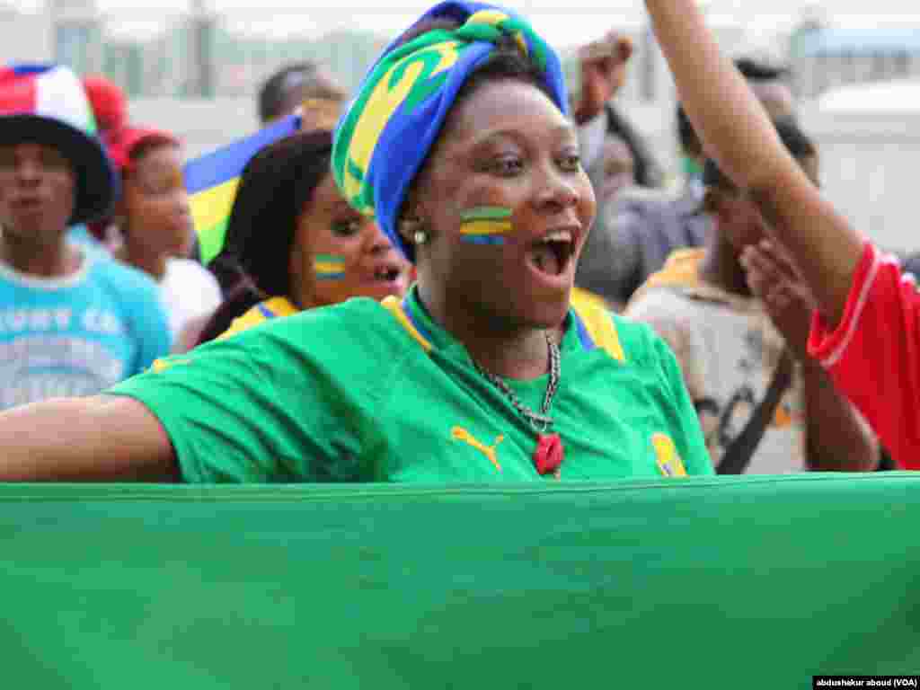 Wata mai goyon bayan Gabon a filin wasa na garin Bata