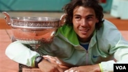 Petenis Spanyol Rafael Nadal menjuarai turnamen Perancis Terbuka tahun lalu. Ia mendapat hadiah uang sebesar 1,4 juta dolar, yang tahun ini akan naik menjadi 1,7 juta dolar.