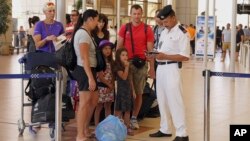 Turistas británicos se alistan para ser evacuados de Sharm el-Sheikh, Egipto, el viernes, 6 de noviembre de 2015.