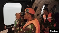 Awak helikopter Super Puma, anggota TNI AU melakukan pencarian pesawat AirAsia di Laut Jawa (1/1).