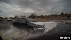 Mobil tampak melintasi genangan air di saat badai tropis Hilary melanda daerah Baja California di Mexicali, Meksiko, pada 20 Agustus 2023. (Foto: Reuters/Victor Medina)