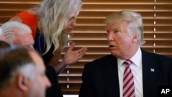 "¿Dónde están las pruebas", preguntó Kellyanne Conway, asesora cercana a Trump.