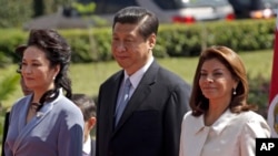 6月初习近平和夫人同哥斯达黎加总统一起在哥斯达黎加总统府出席仪式