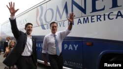Mitt Romney y Paul Ryan saludan al público en Norforlk, Virginia, tras anunciarse que el congresista integra la boleta republicana. 