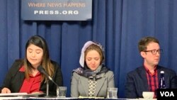 资料照片：在美国国家记者俱乐部一场关注新疆人权状况的新闻发布会上，29岁的维吾尔族女子米娜·图尔松（中）回忆起自己在“教育转化”营中的经历，几度难掩悲伤情绪（2018年11月26日） 