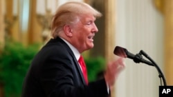 El presidente de EE.UU. Donald Trump habla en un evento para honrar a funcionarios de control de inmigración (ICE) y agentes de Aduanas y Patrulla Fronteriza (CPB), el 20 de agosto de 2018. El presidente promoverá su nuevo plan de energía en una visita a Virginia Occidental este martes.