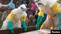Seorang ibu dari seorang anak, yang dicurigai meninggal dari Ebola, menangis di dekat peti mati anaknya di Beni, Provinsi Kivu Utara Republik Demokratik Kongo, 17 Desember 2018.