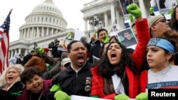 "Necesitamos previsibilidad, y necesitamos certeza [para los dreamers]", dijo el demócrata por Maryland, Chris Van Hollen. "Y eso significa que el Congreso debe actuar".